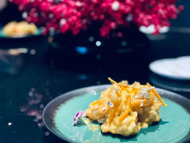 金箔百香果香芒脆蝦球。曾仲葳攝