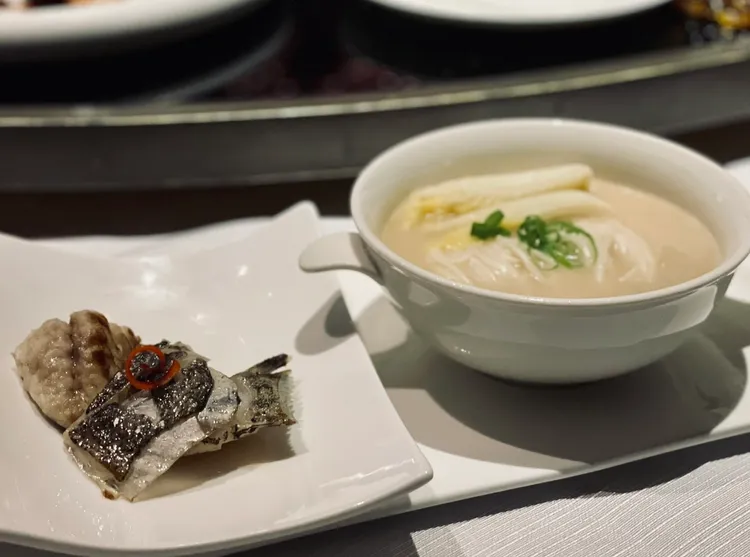 XO醬花膠龍膽煲與頭腩濃湯麵。曾仲葳攝