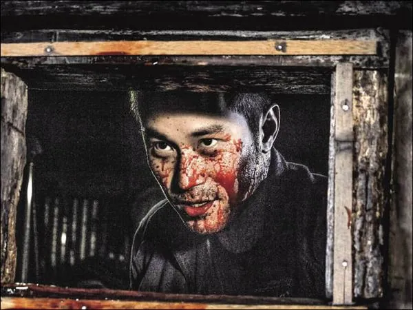 張孝全拍攝《失魂》臉上都是血，導演鍾孟宏曝當時為了趕拍，直接讓張孝全滿臉是道具血漿的走在山路上。傳影提供