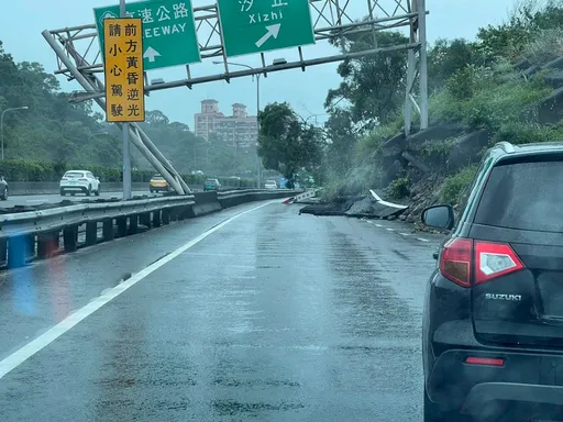 汐止國道坍方！駕駛路過嚇壞「標誌桿都快倒」　網驚：小規模走山？
