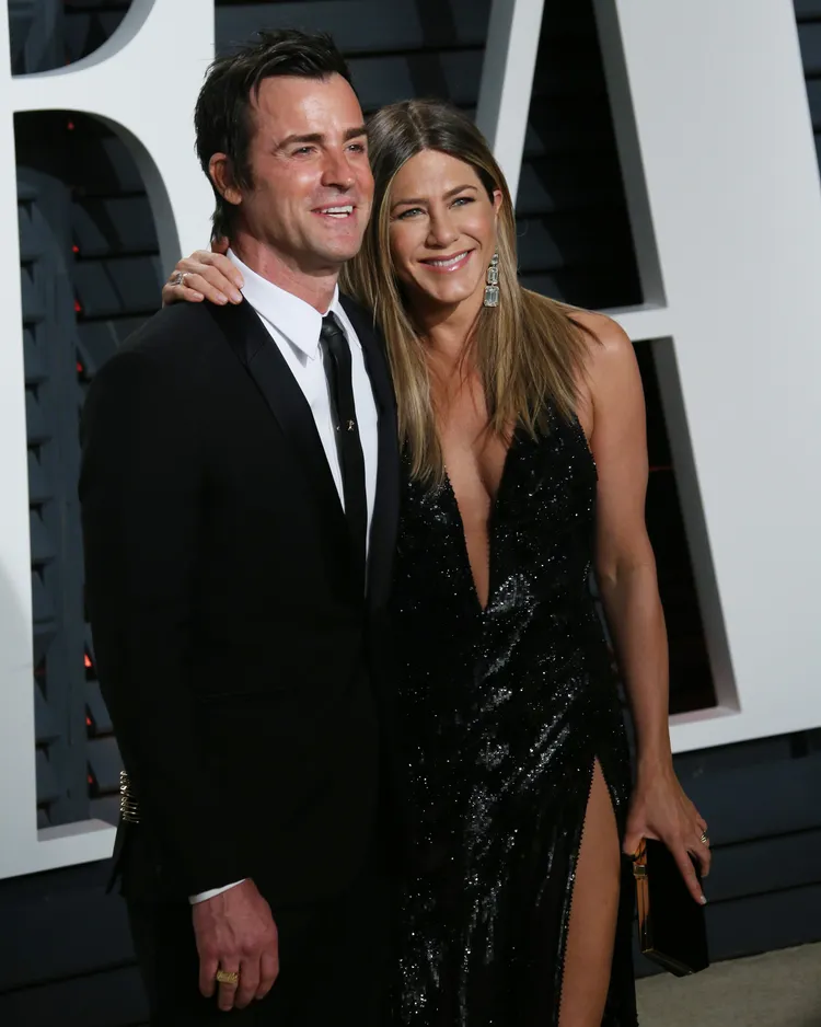 安妮斯頓（右）與賈斯汀瑟魯斯2015年結婚，但婚姻只維持2年就告終。達志