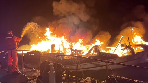 港外火燒船 海巡、警消從黑夜到白天接力滅火