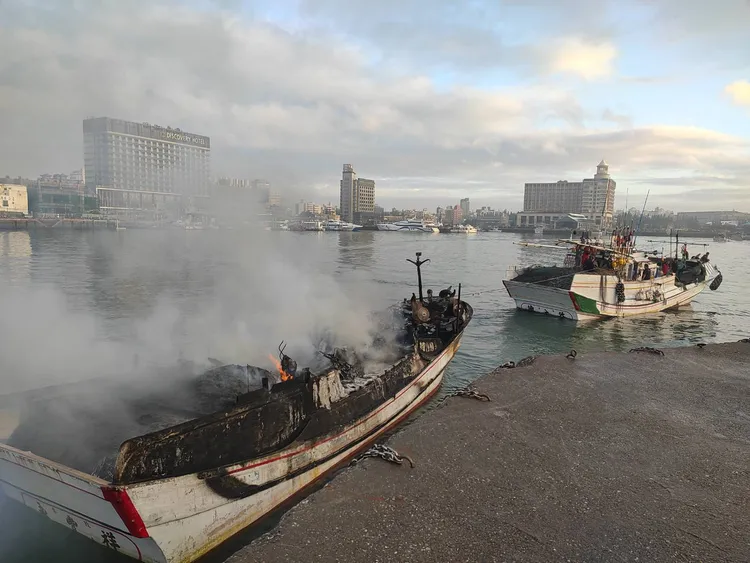 友船將還有殘火的漁船拖帶到海八碼頭。警消提供