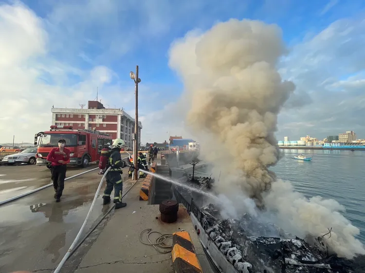 碼頭上警消以水線降溫撲滅殘火。警消提供