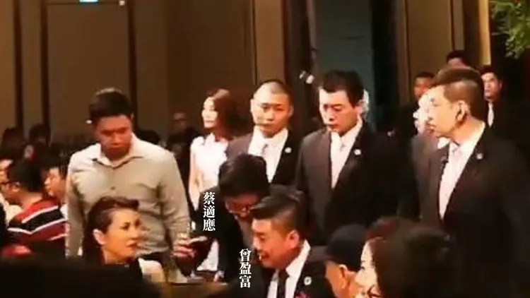 黃國昌翻到蔡適應跟天道盟盟主曾盈富觥籌交錯、鞠躬哈腰的照片。台灣公益揭弊暨吹哨者保護協會提供