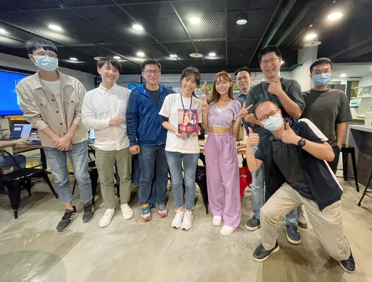 林襄參加PChome 24h購物雙11直播節目後，與執行長張瑜珊到技術部門探班，慰勞工程團隊。業者提供