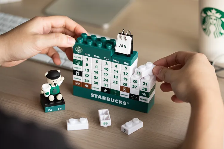 桌曆為一個個積木拼成，可體驗組裝樂趣。業者提供