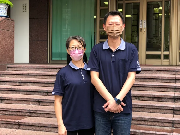 人資部門主管劉富宣（右）誇獎陳怡璇工作很認真。