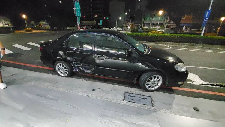 陳姓女子的黑色汽車右後車身遭撞擊而毀損。王勇超攝