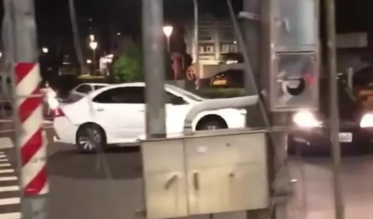 陳姓女子駕駛黑色汽車經過明德街及河南路口，遭歹徒的白色汽車撞擊。讀者提供