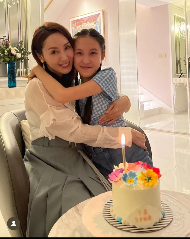 郭可盈（左）為了愛女退出幕前。