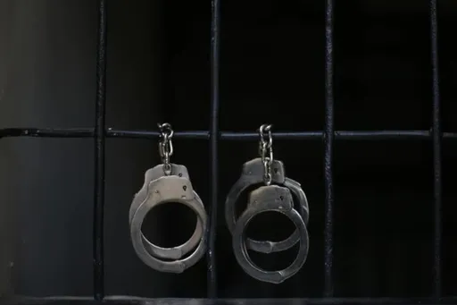 18歲少女遭母禁錮一年 每天僅吃一餐餓到爬窗向鄰求救