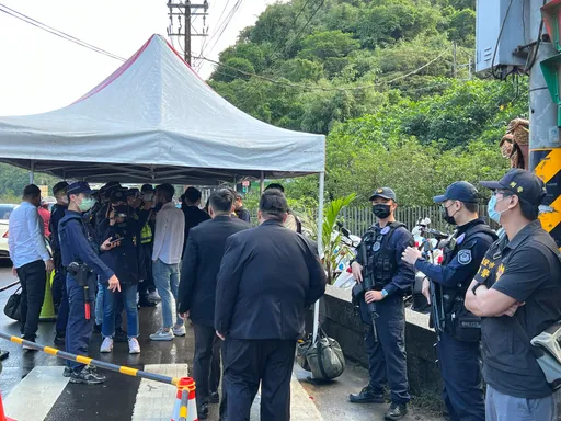 天道盟同心會創會長吳明貴父出殯 500黑衣人現身!警荷槍逮3通緝犯