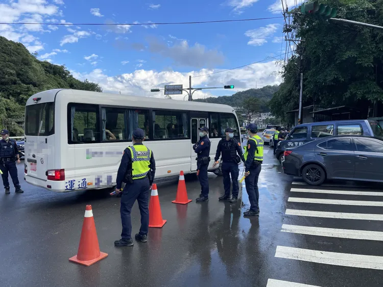 警方在會場周圍佈線維安。翻攝畫面