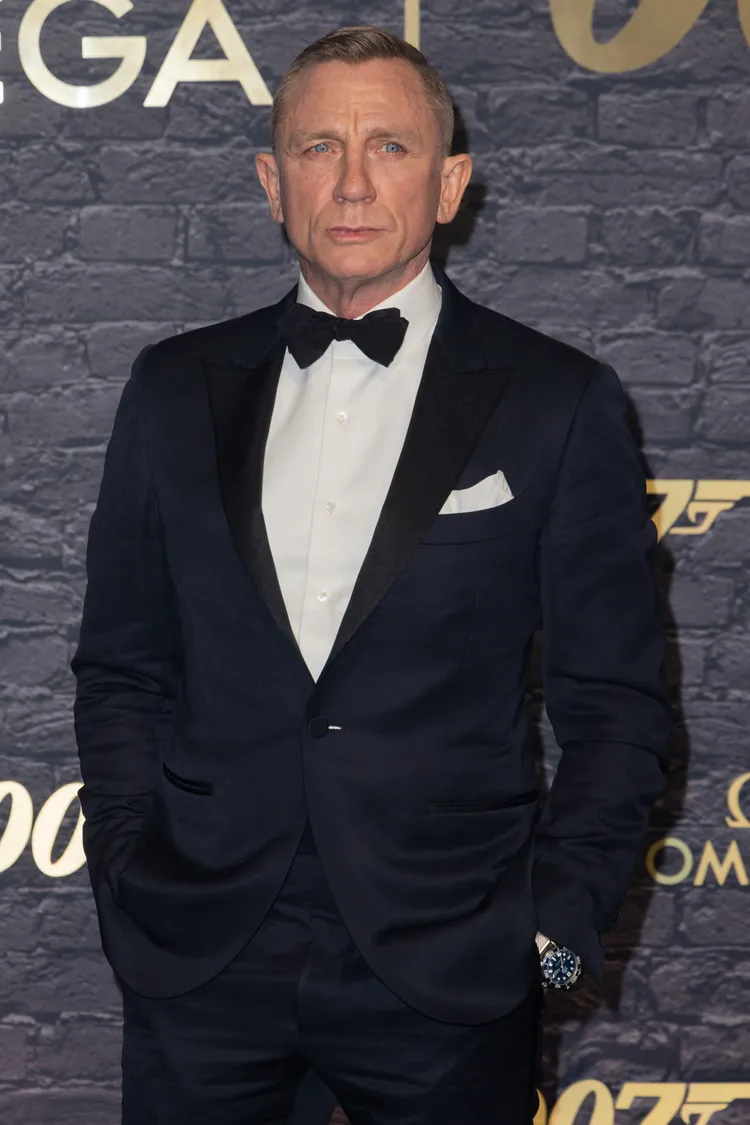 克雷格左手戴著龐德特別版手錶。達志