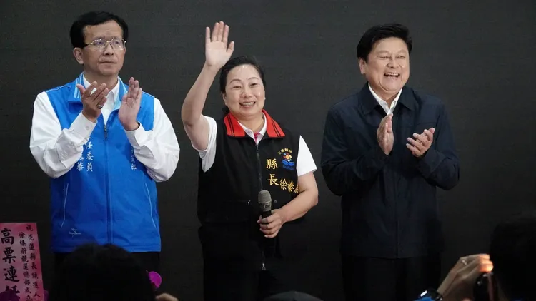 徐榛蔚自行宣佈當選，與夫傅崐萁感謝花蓮人的支持。王文傑攝