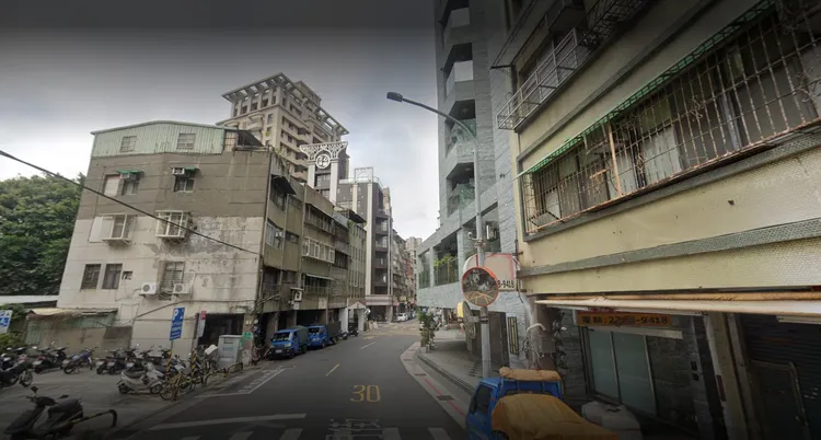 廈門街為二手家具家電街，市容老舊，長年也是房價凹陷區。翻攝google map