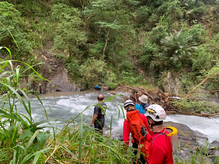 警消溯溪抵達河岸，發現該名婦人已死亡。讀者提供