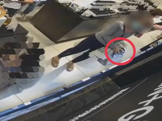 安女趁週年慶人潮，混水摸魚下手行竊。民眾提供