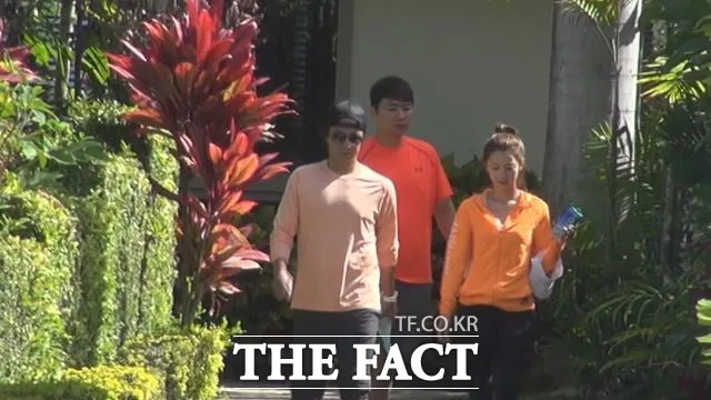 裴勇俊（左）、朴秀真2015年底、2016年初多次被拍到在夏威夷度假，很喜歡夏威夷。翻攝THE FACT