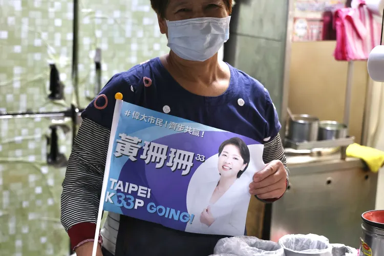 市民舉著黃珊珊旗幟。林林攝