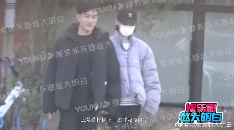 劉愷威（左）和李曉峰做完核酸後並肩離去，他拿下口罩滿面春風。翻攝娛樂圈趙大明白微博