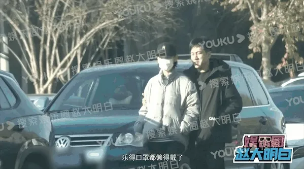劉愷威（右）和李曉峰被拍到同赴核酸檢測站，一路上黏緊緊。翻攝娛樂圈趙大明白微博