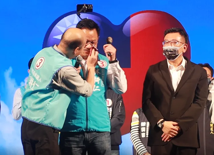 林耕仁在今晚造勢活動中一度激動落淚，韓國瑜為他拭淚，朱學恒酸「耕田不哭不哭，眼淚是珍珠」。林耕仁競辦提供