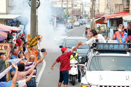 柯志恩掃街直播「放送事故」　沒關麥吐真心話：20年沒執政「去了了」