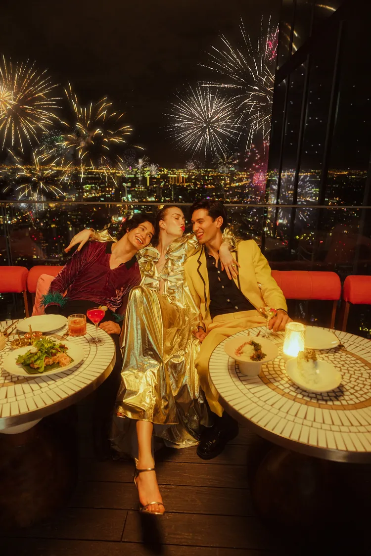 Sky Beach酒吧跨年夜將邀請到國際知名的本地DJ Aroop Roy和全球排名第25位的Lost Frequencies，為客人們連番上陣放送熱情跨年派對的音樂。The Standard，Bangkok Mahanakhon酒店提供