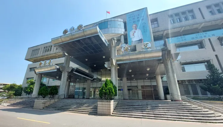 法官認為余女辯解之詞不可採，判決她跟陳女需賠償20萬給丈夫。圖為苗栗地方法院外觀。楊永盛攝