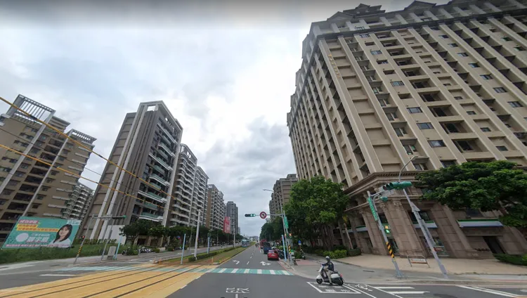 專家表示，依照總價1700萬元的預算上限，淡金路以及濱海路都是不錯選擇，屋齡10年內的大樓普遍仍在2字頭，房價走勢穩定確實值得考慮，圖為濱海路。翻攝Google map