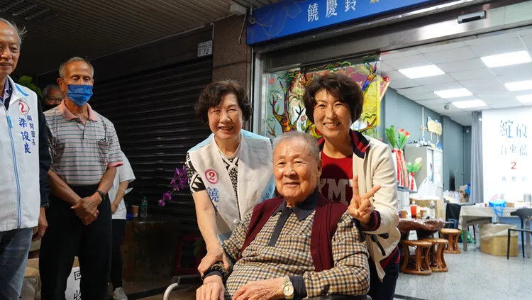 饒慶鈴與父母親開心慶祝勝選。古和純攝