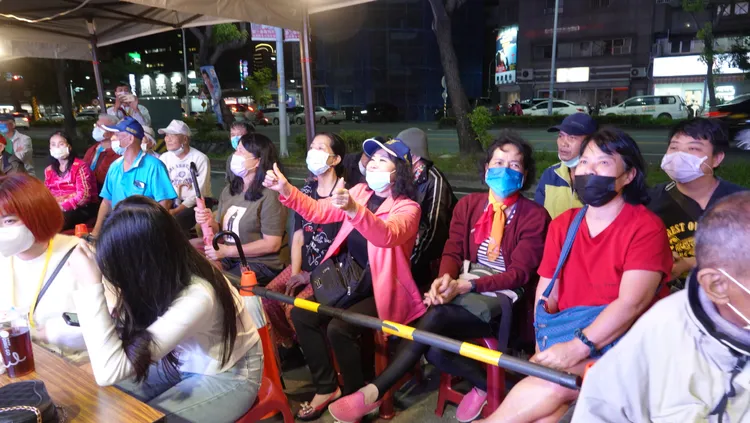 饒慶鈴支持群眾興奮期待選票開出。古和純攝