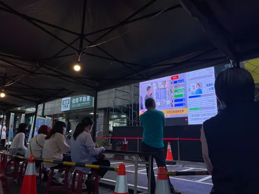 台東縣長開票|鄉鎮市全壘打!饒慶鈴競得票遙遙領先 競總放鞭炮自行宣布當選