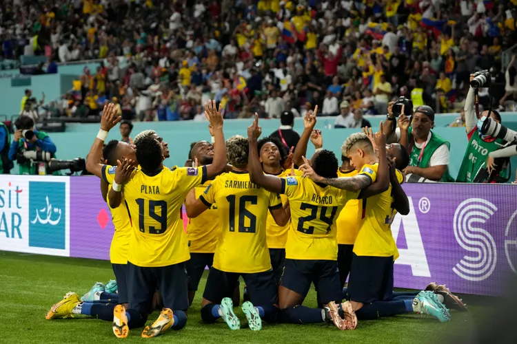 厄瓜多下半場進球追平比數，全隊圍著圓圈慶祝。  美聯社