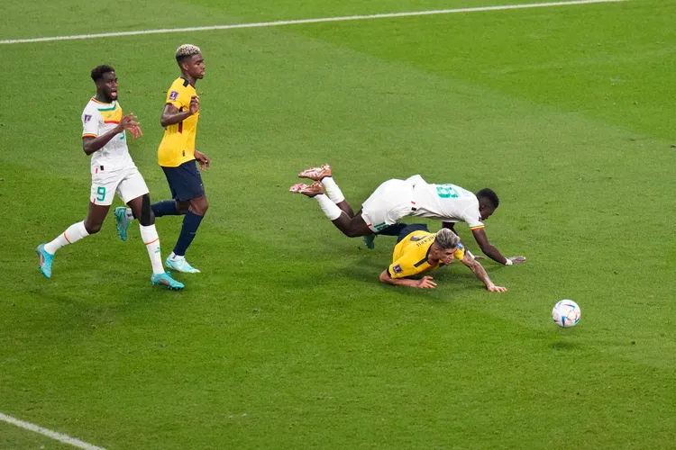 塞內加爾薩爾在禁區被撞倒，獲得12碼罰球。  美聯社