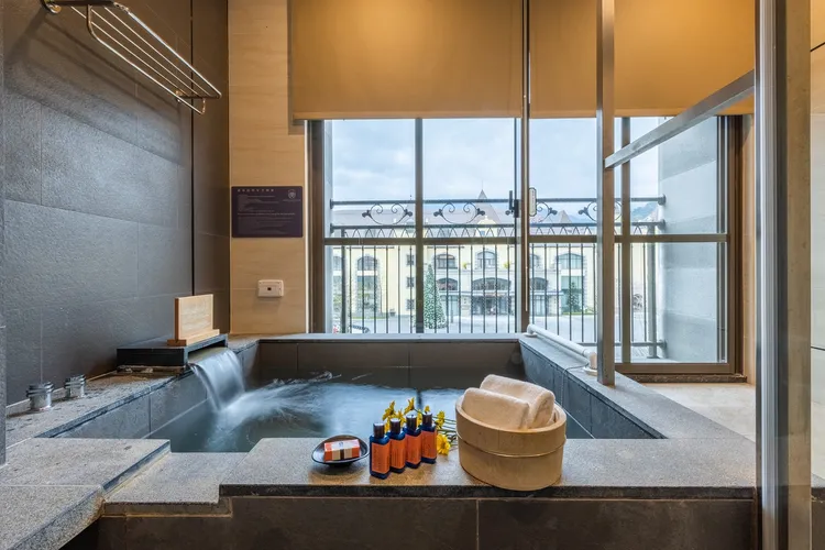 瑞穗天合國際觀光酒店莊園房型泡湯池。業者提供