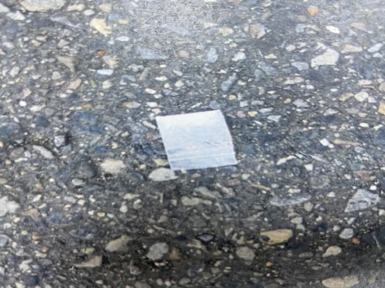 警員發現戴男倒地處掉落裝有不明白色粉末的塑膠夾鏈袋。翻攝畫面