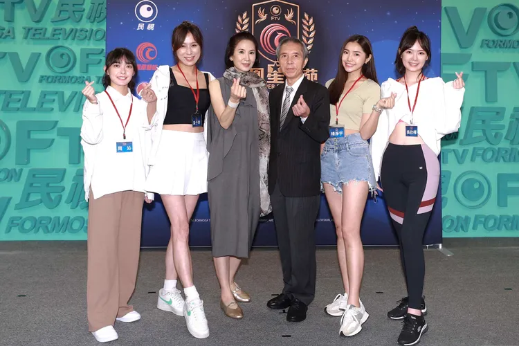 周沁（左起）、黃子玲、葉歡、崇右董事長林金水、楊淨宇、吳欣樺開心合影。民視提供