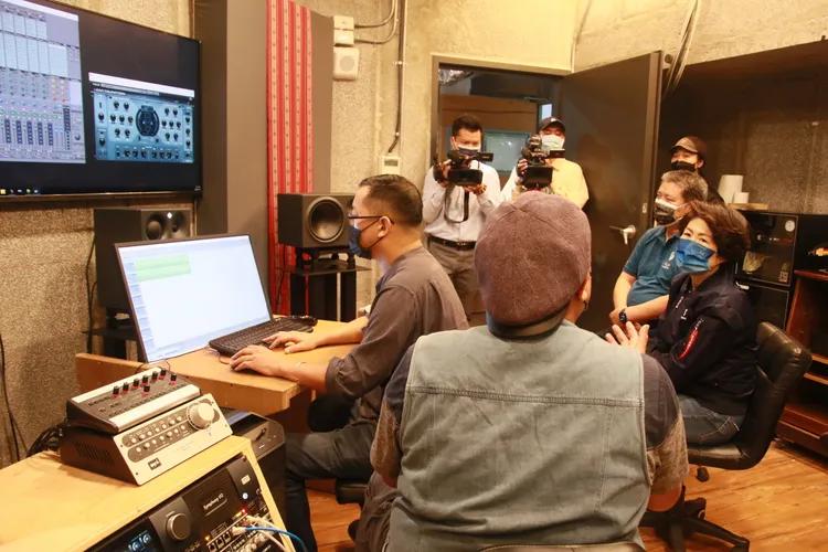 台東縣長饒慶鈴視察TTstudio聲音部落錄音室。台東縣府提供