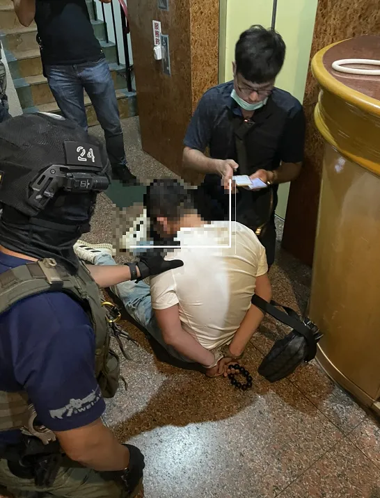 警方逮捕販毒集團共犯。翻攝畫面