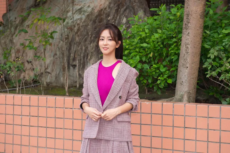 周曉涵開心見到學生，帶來新戲《加油喜事》的喜訊。TVBS 提供