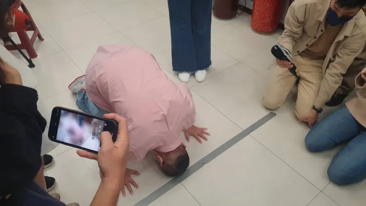 謝國樑跪在地上感謝主。戴之聖攝