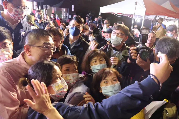 謝國樑開心與支持者合照。戴之聖攝