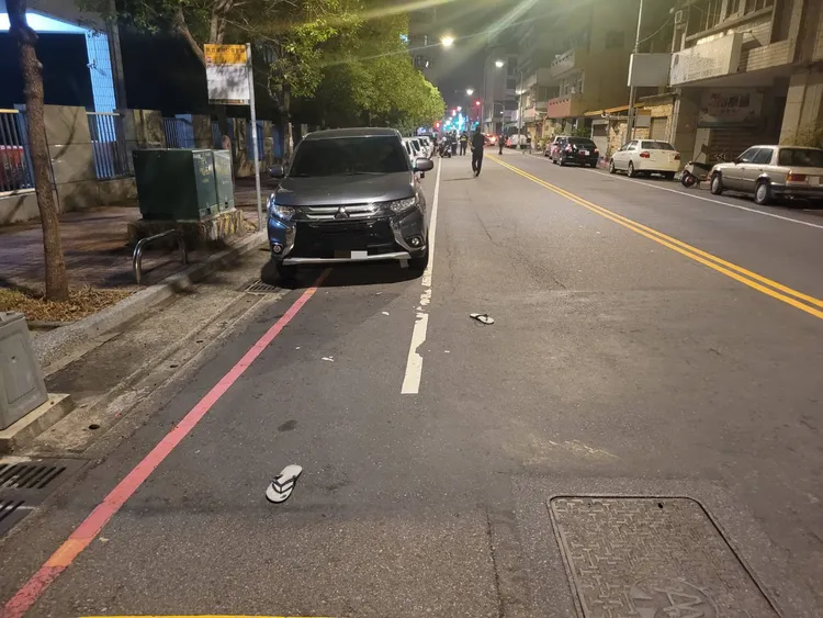 力姓男子逃跑途中拖鞋掉落。讀者提供