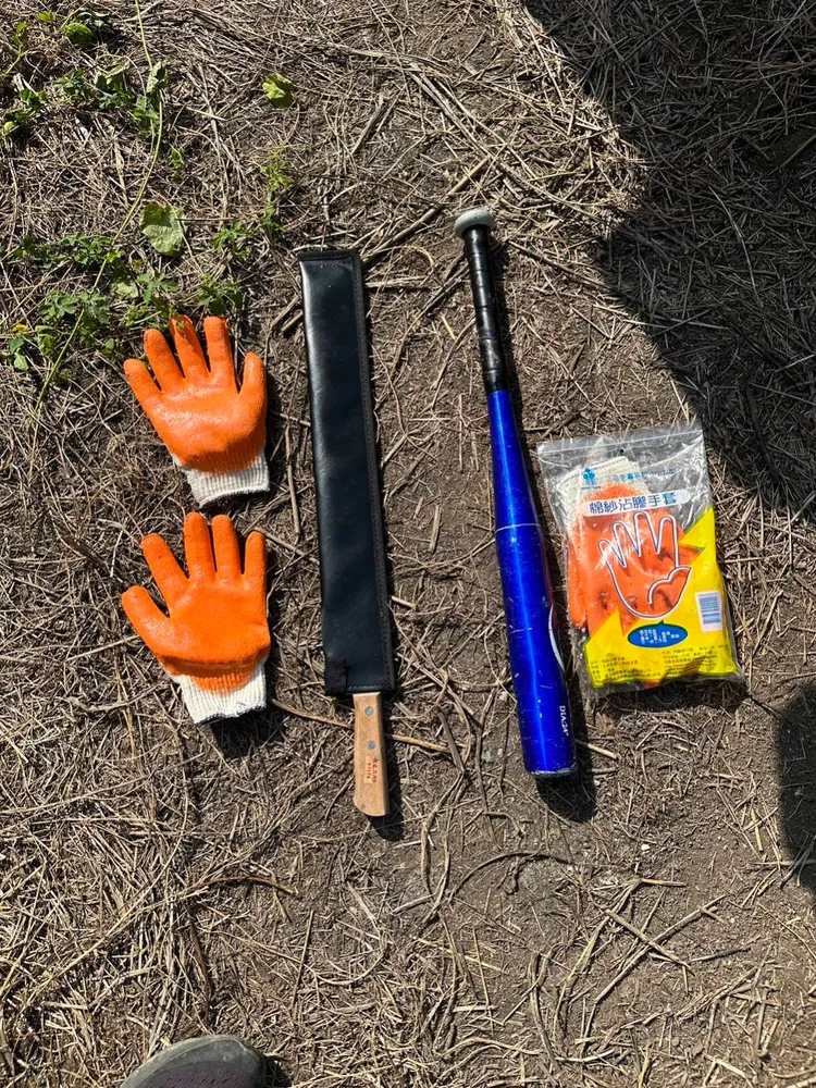 警方查獲朱姓少年犯案用的西瓜刀、球棒等兇器。讀者提供