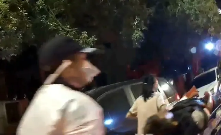 救護人員被砍傷男子抬上救護車。讀者提供