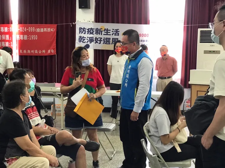 攤商仔細詢問招標細節。潮州鎮公所提供