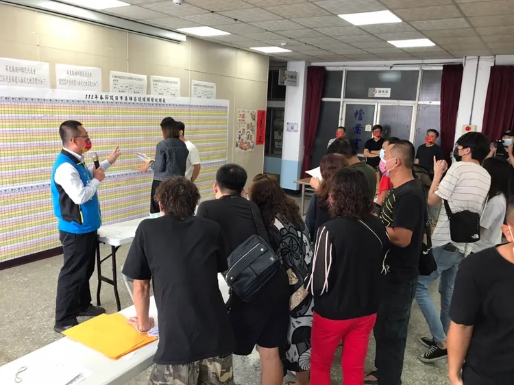 作業人員忙著登記招標情形。潮州鎮公所提供